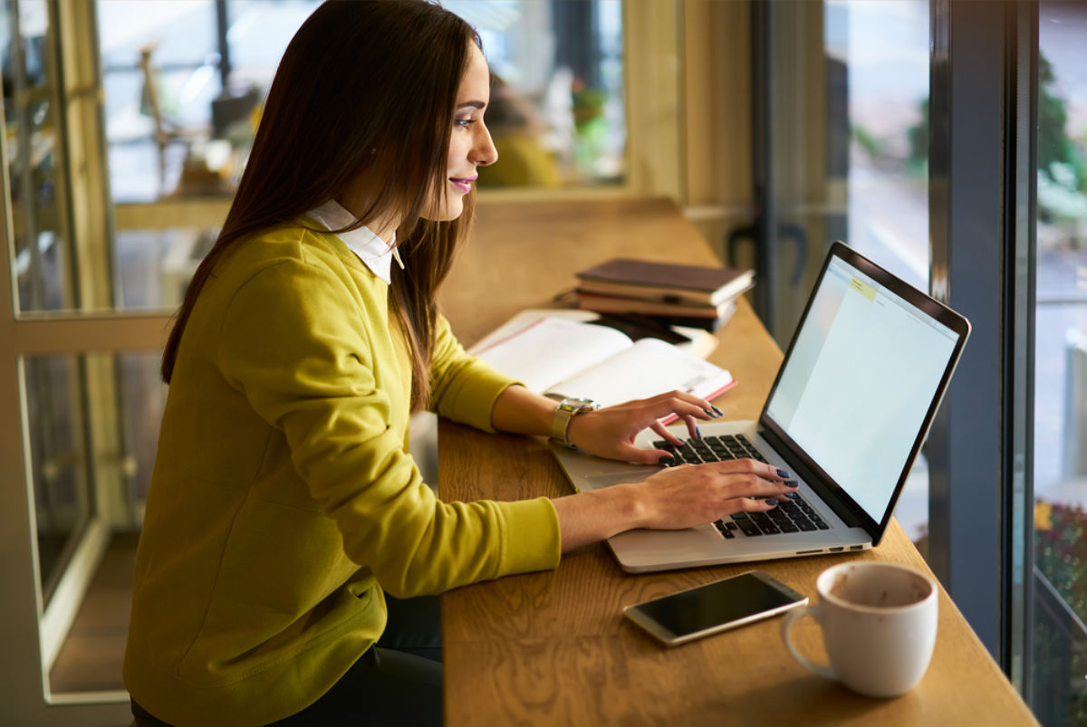 Удаленная работа социальные сети. Working from Home advantages and disadvantages. Брюнет компьютер дома. Work on all devices.